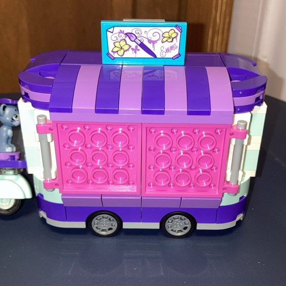 Lego friends building set 41332 Emma’s art stand - Picture 5 of 8